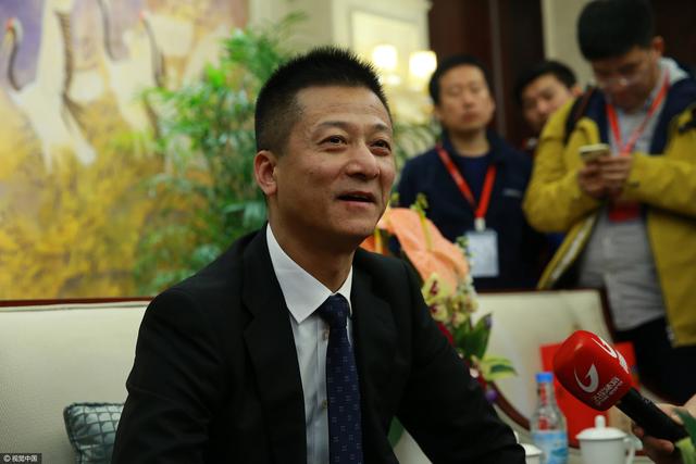 曼联的足球运营是一种怪诞的功能失调式的混乱，员工们——不论是场上还是场下的——很少获得发挥最佳能力的环境。